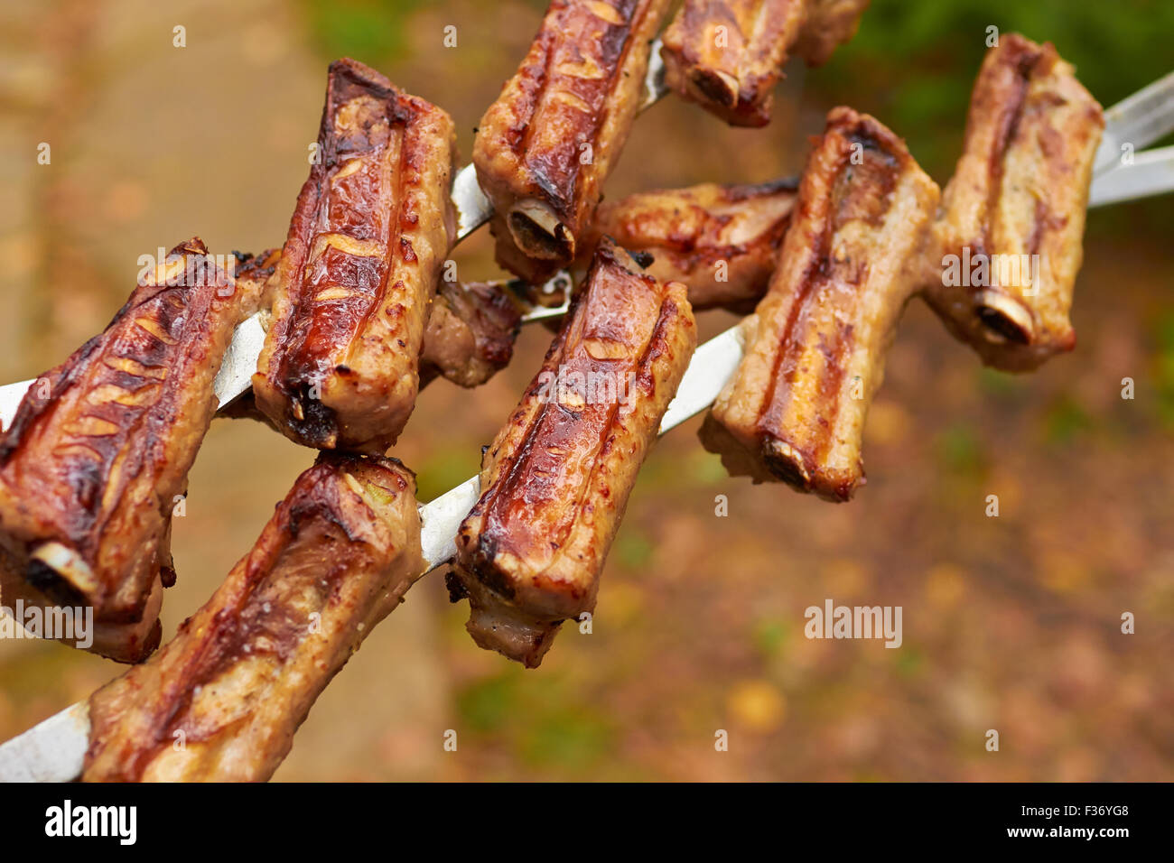 Drei Spieße mit gegrillten Rippchen auf Natur Stockfoto