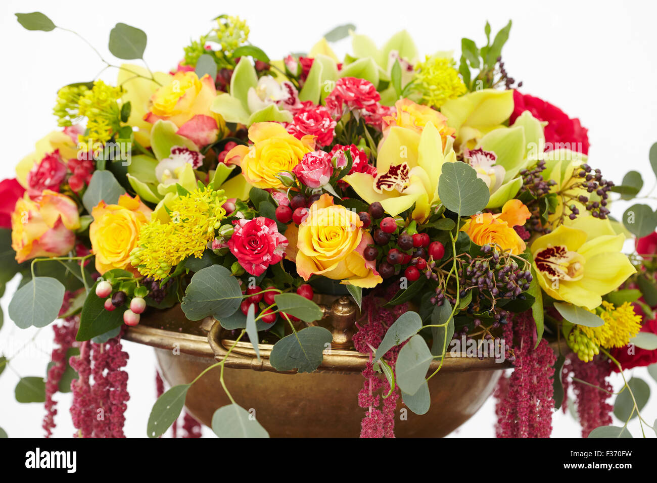 schöner Blumenstrauß rot, gelb, weiß Stockfoto