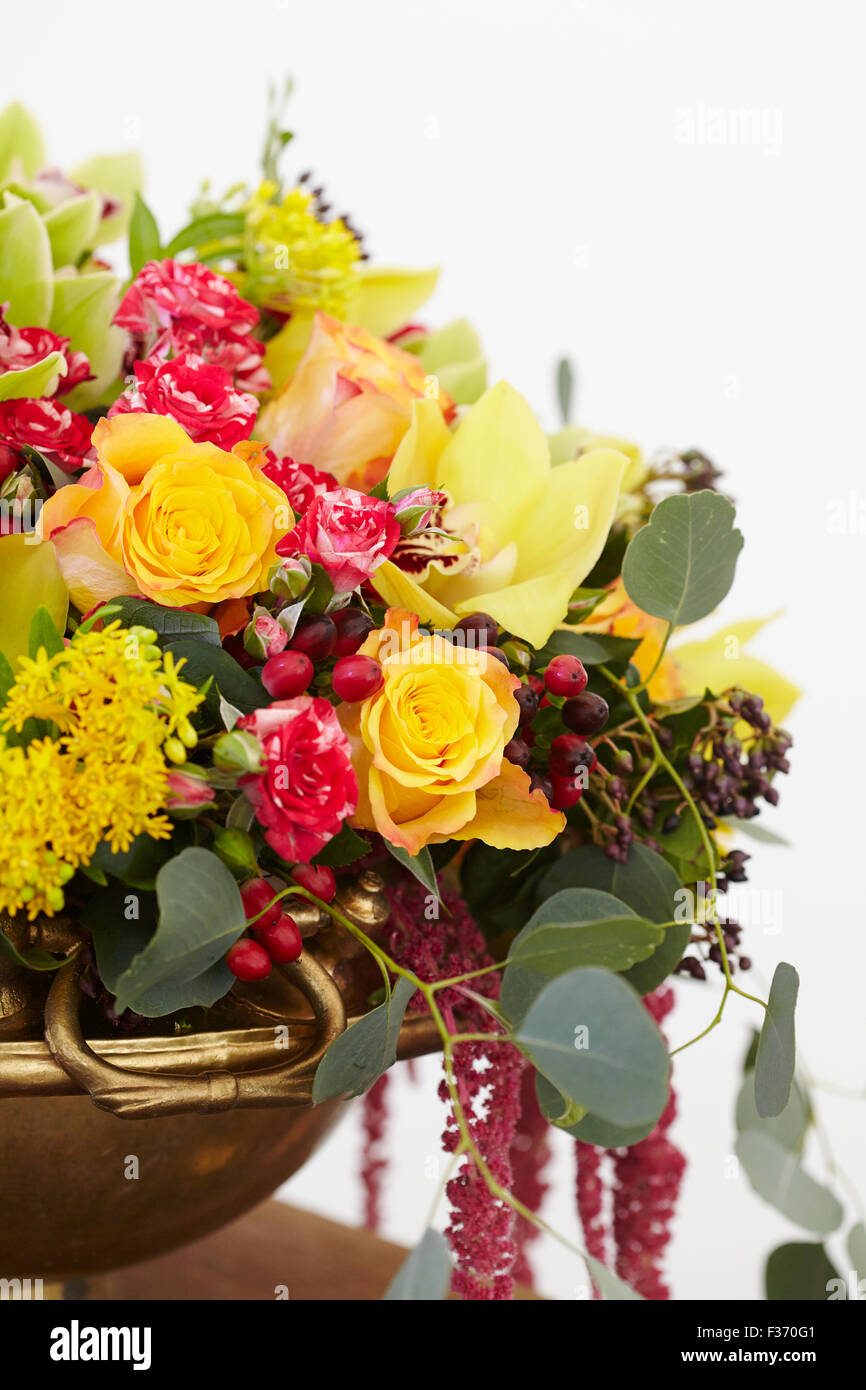 schöner Blumenstrauß rote, gelbe, weiße Blüten Nahaufnahme Stockfoto