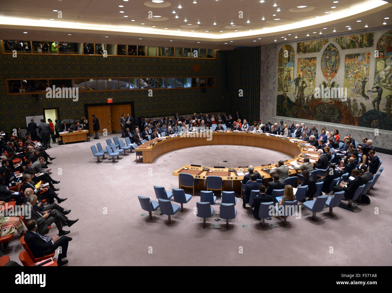 New York, USA. 30. September 2015. Teilnehmer besuchen ein Treffen der UN-Sicherheitsrat über die Beilegung der Konflikte im Nahen Osten und Nordafrika und Kampf gegen die terroristische Bedrohung in der Region, im UN-Hauptquartier in New York am 30. September 2015. Bildnachweis: Yin Bogu/Xinhua/Alamy Live-Nachrichten Stockfoto