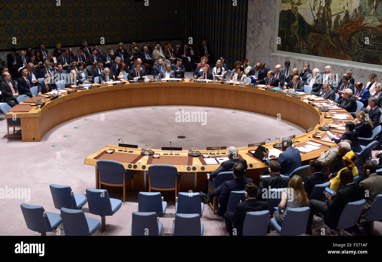 New York, USA. 30. September 2015. Teilnehmer besuchen ein Treffen der UN-Sicherheitsrat über die Beilegung der Konflikte im Nahen Osten und Nordafrika und Kampf gegen die terroristische Bedrohung in der Region, im UN-Hauptquartier in New York am 30. September 2015. Bildnachweis: Yin Bogu/Xinhua/Alamy Live-Nachrichten Stockfoto