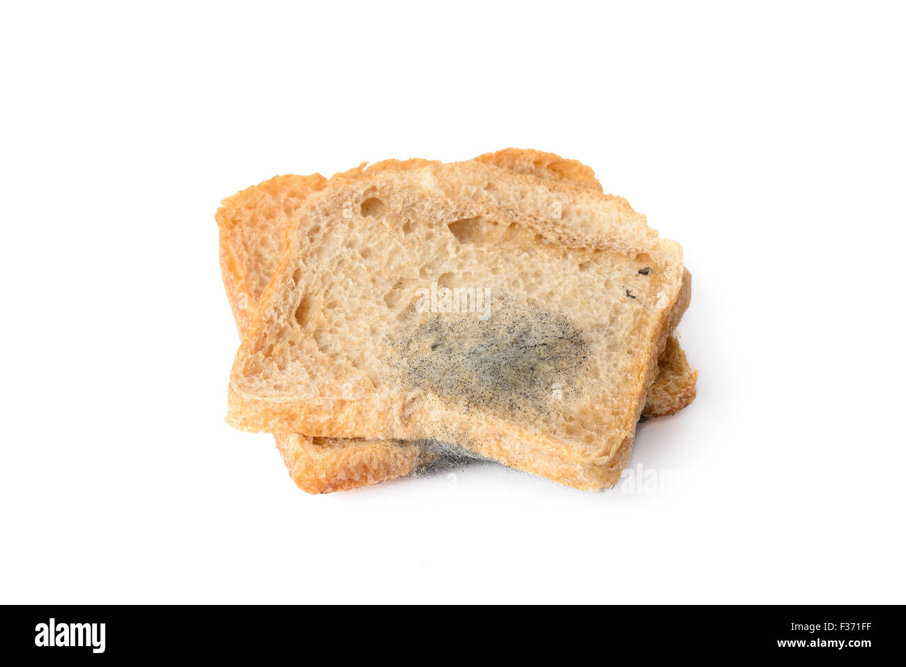 Nahaufnahme des schwarzen Schimmel auf ein Brot, isoliert auf weiss Stockfoto