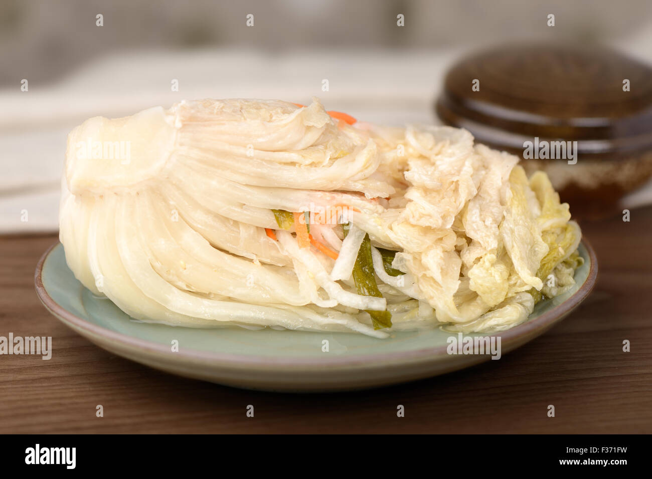 Baek-Gimchi(white gimchi) ist eine Art von Gimchi ist eine traditionelle fermentierte koreanische Beilage Gemüse gemacht. Stockfoto