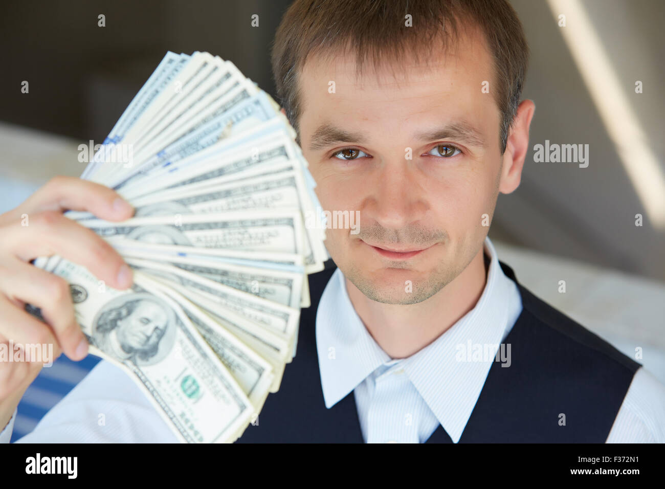 Geschäftsmann Betrieb Geld Stockfoto