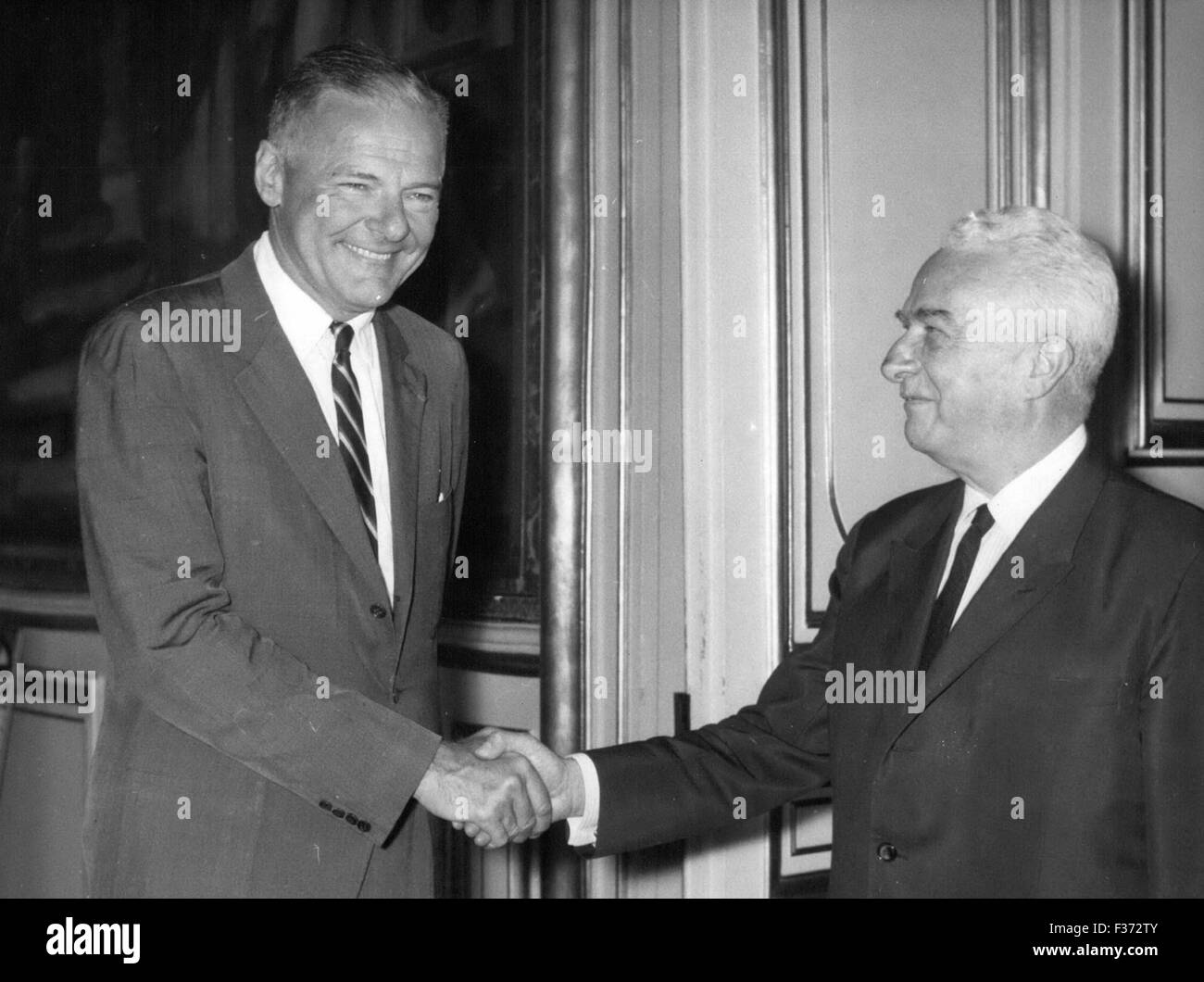 26. Dezember 1962 - Mr Cabot Lodge wurde von M. Joxe des Quai d ' Orsay: Präsident Johnson hat angewiesen, den ehemalige US-Botschafter in Saigon, Mr. Cabot Lodge, eine Rundreise durch die Alliierten Hauptstädte zu machen, um die amerikanische Politik in Südost Asien zu erklären. Mr. Cabot Lodge in Paris angekommen gestern und heute, begleitet von Herrn Charles Bohlen, amerikanischer Botschafter in Frankreich, ging er nach der Quai d ' Orsay, wo er von M. Louis Joxe empfangen wurde. Das Foto zeigt M. Louis Joxe Abschied von Herrn Cabot Lodge, ehemaliger US-Botschafter in Saigon des Quai d ' Orsay. (Kredit-Bild: © Keystone Bilder USA/ZUMA Stockfoto