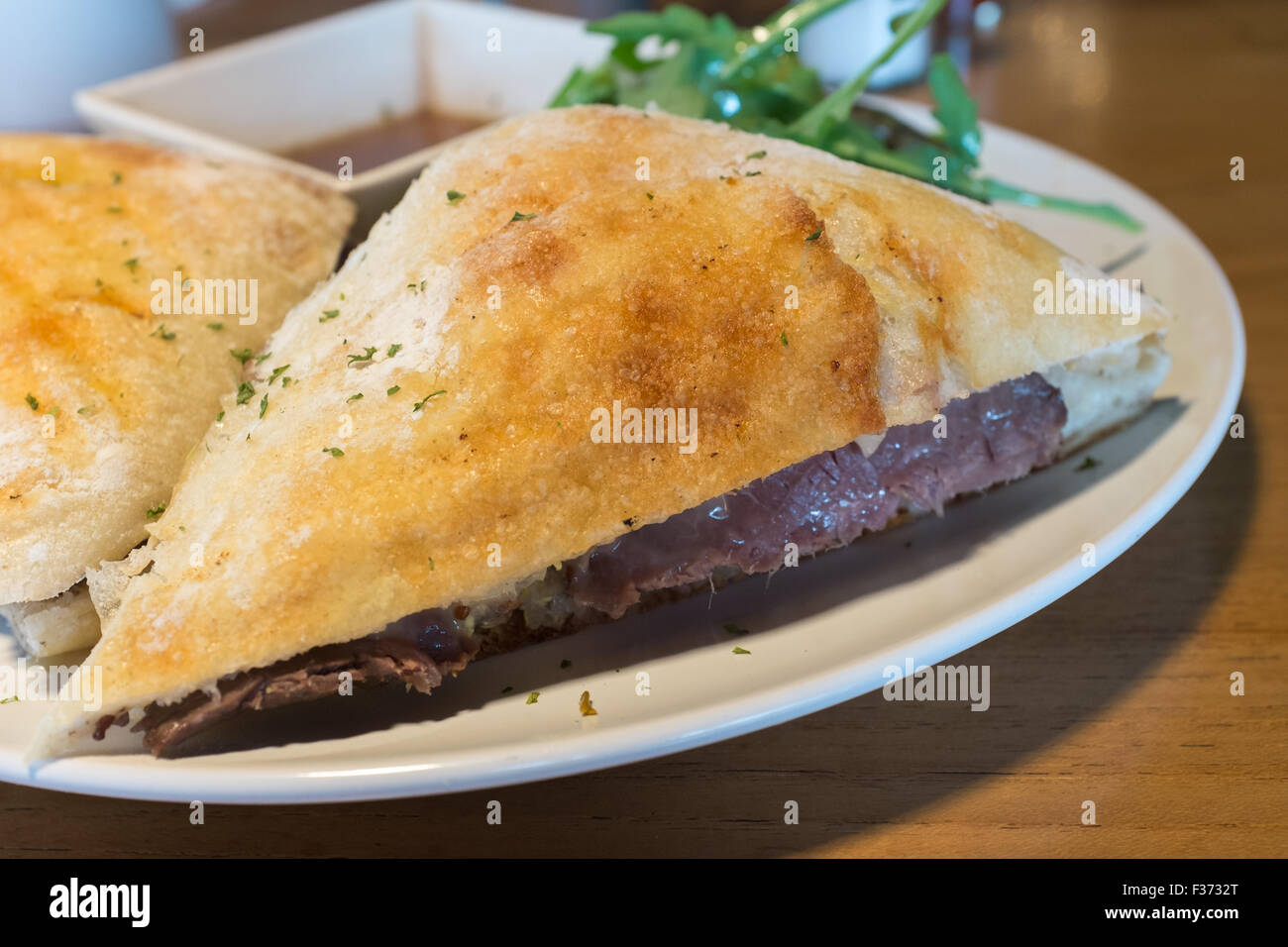 Roast Beef Sandwich Gericht mit Rucola-Salat Stockfoto