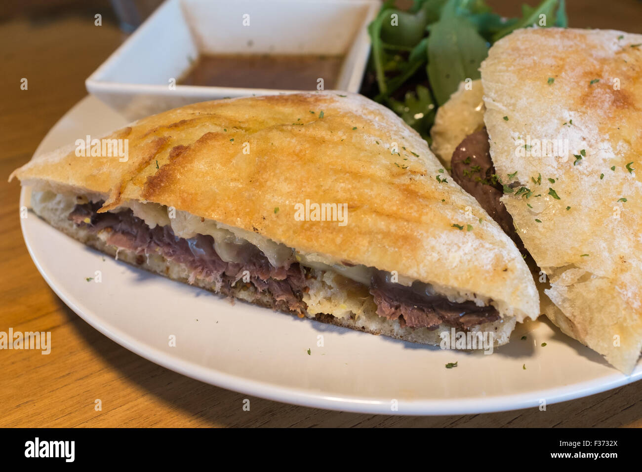 Roast Beef Sandwich Gericht mit Rucola-Salat Stockfoto