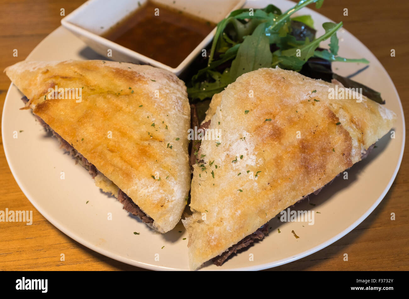 Roast Beef Sandwich Gericht mit Rucola-Salat Stockfoto