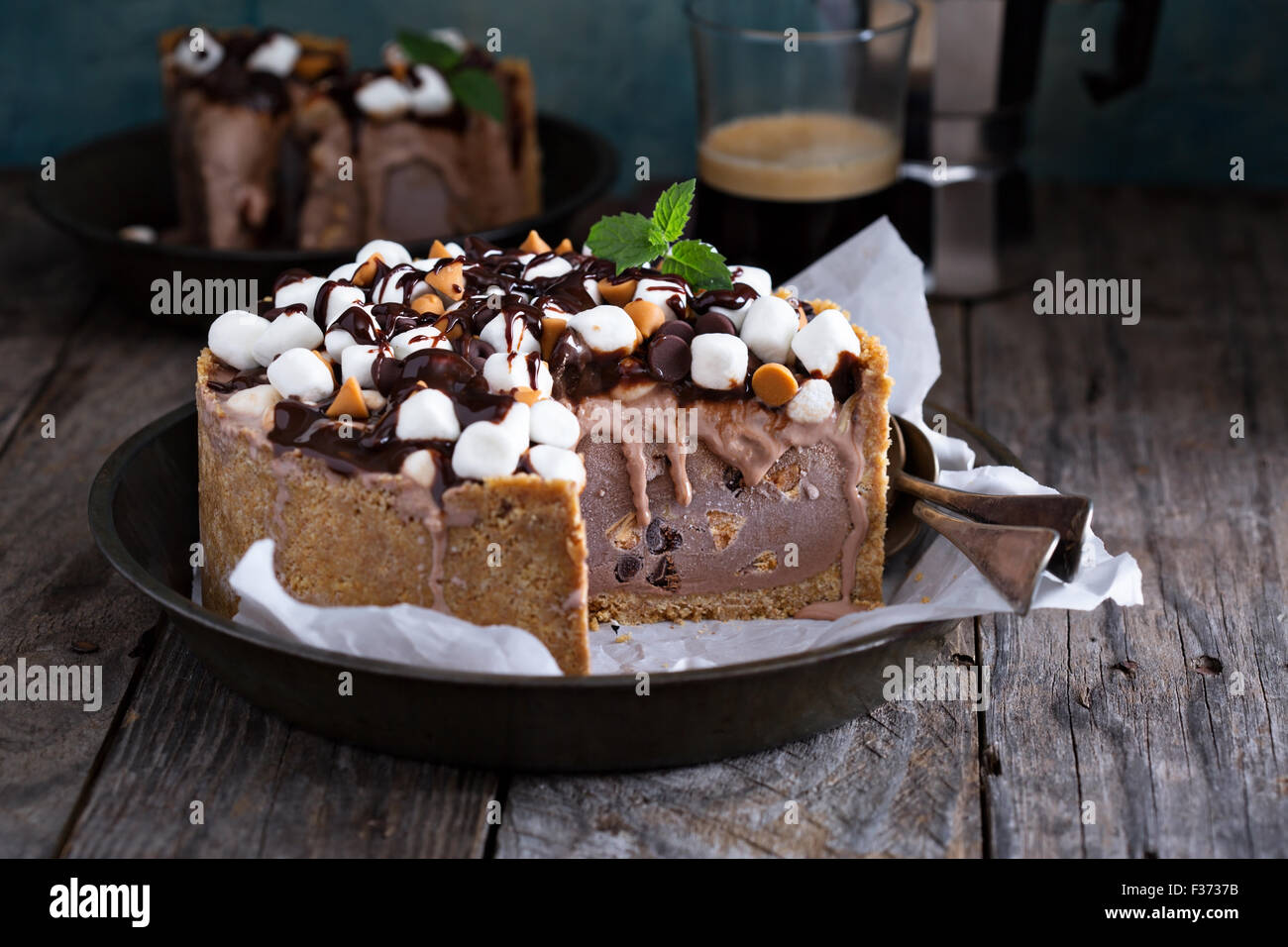 Steiniger Weg-Eis-Kuchen mit Schokolade-Chips, Erdnüsse, marshmallows Stockfoto