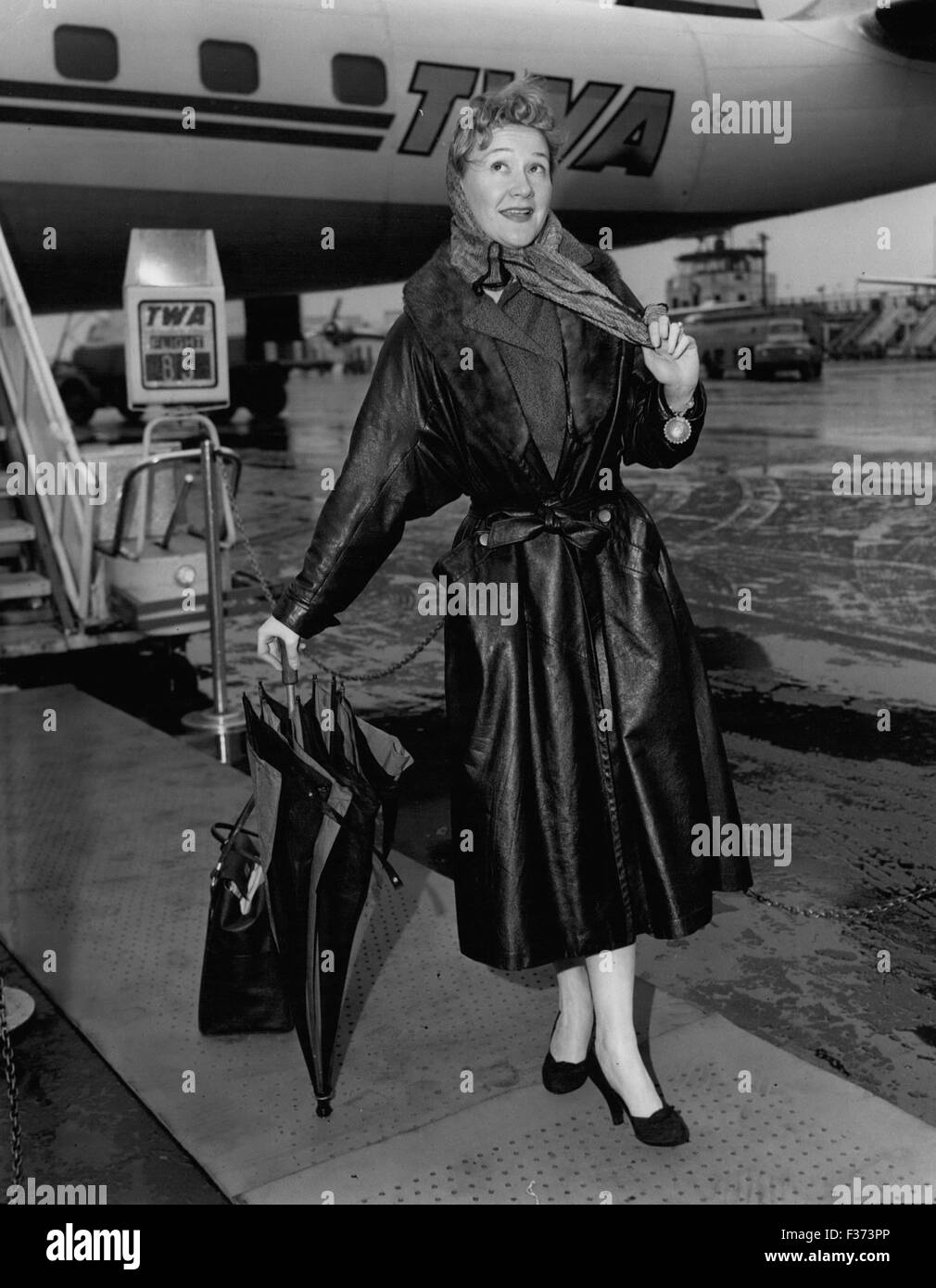 21. Dezember 1978 - zur sofortigen Veröffentlichung: Idlewild Airport, N.Y., 27. Februar Dody Goodman, umstrittene Komödiantin auf der NBC Jack Paar Show verlässt Stormy New York an Bord einer TWA Jet-Stream nach Los Angeles, wo sie wird einen tv-Gastauftritt in der Eddie Fisher Show zu tun. © Keystone Bilder USA/ZUMAPRESS.com/Alamy Live-Nachrichten Stockfoto