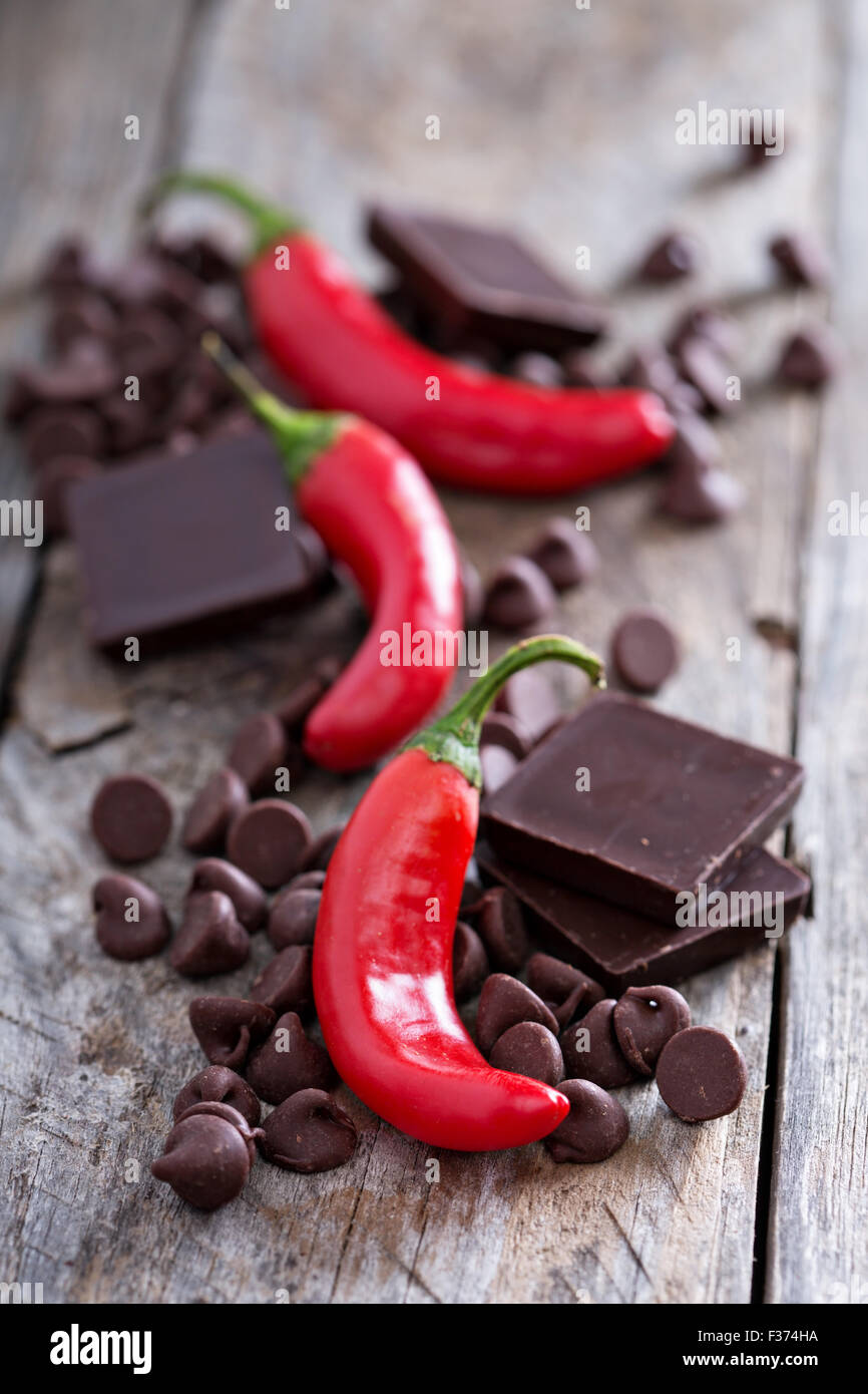 Dunkle Schokolade Stücke und Chips mit red hot chili pepper Stockfoto