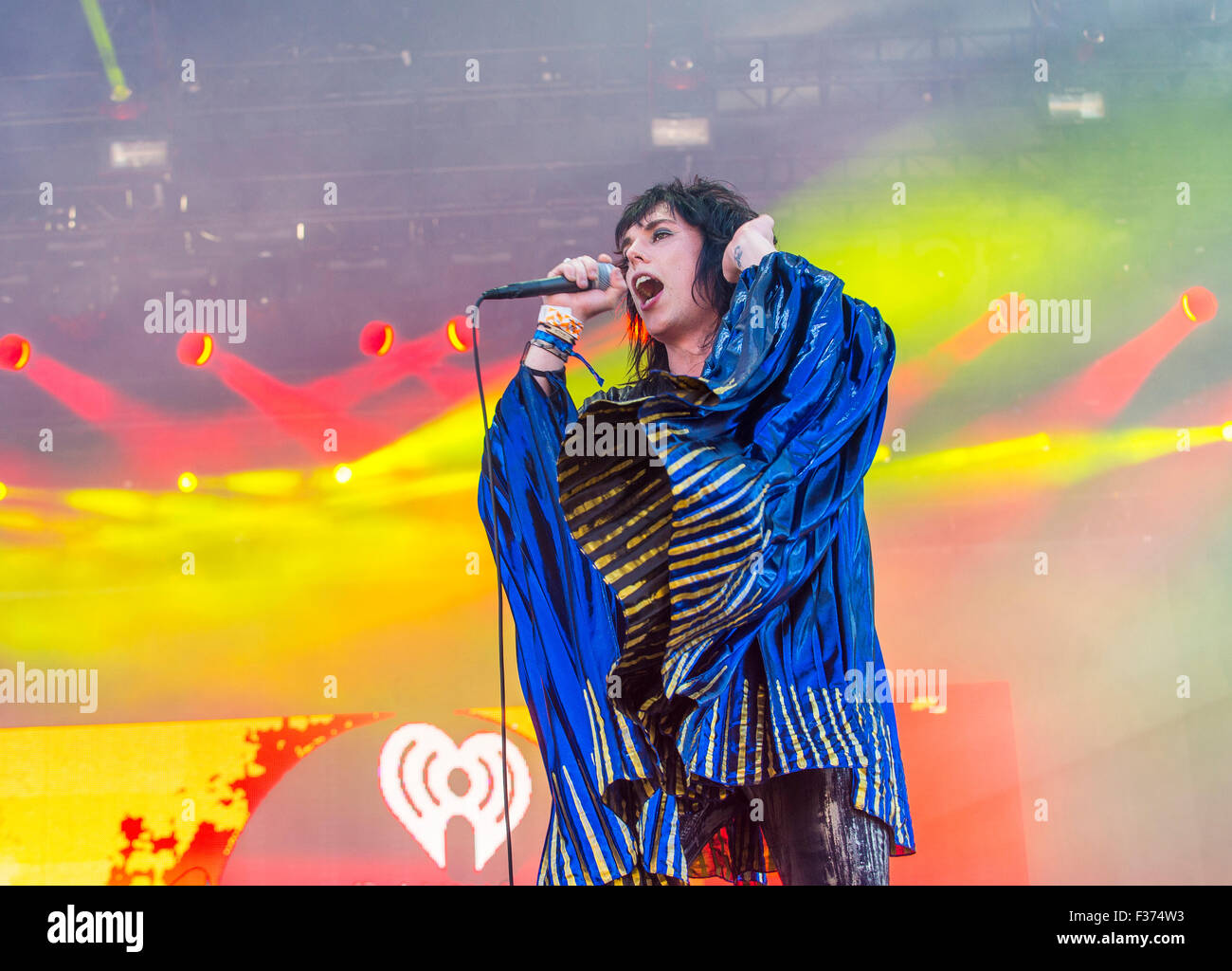 Sänger Luke Spiller von der Struts führt auf der Bühne bei der 2015 iHeartRadio Music Festival in Las Vegas-Dorf Stockfoto