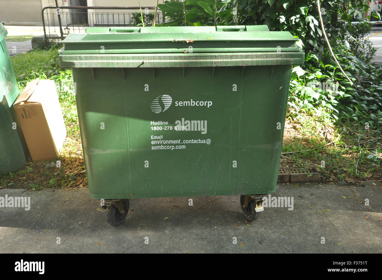 Eine Mülltonne in der Nähe Kallang Road, Singapur platziert. Stockfoto