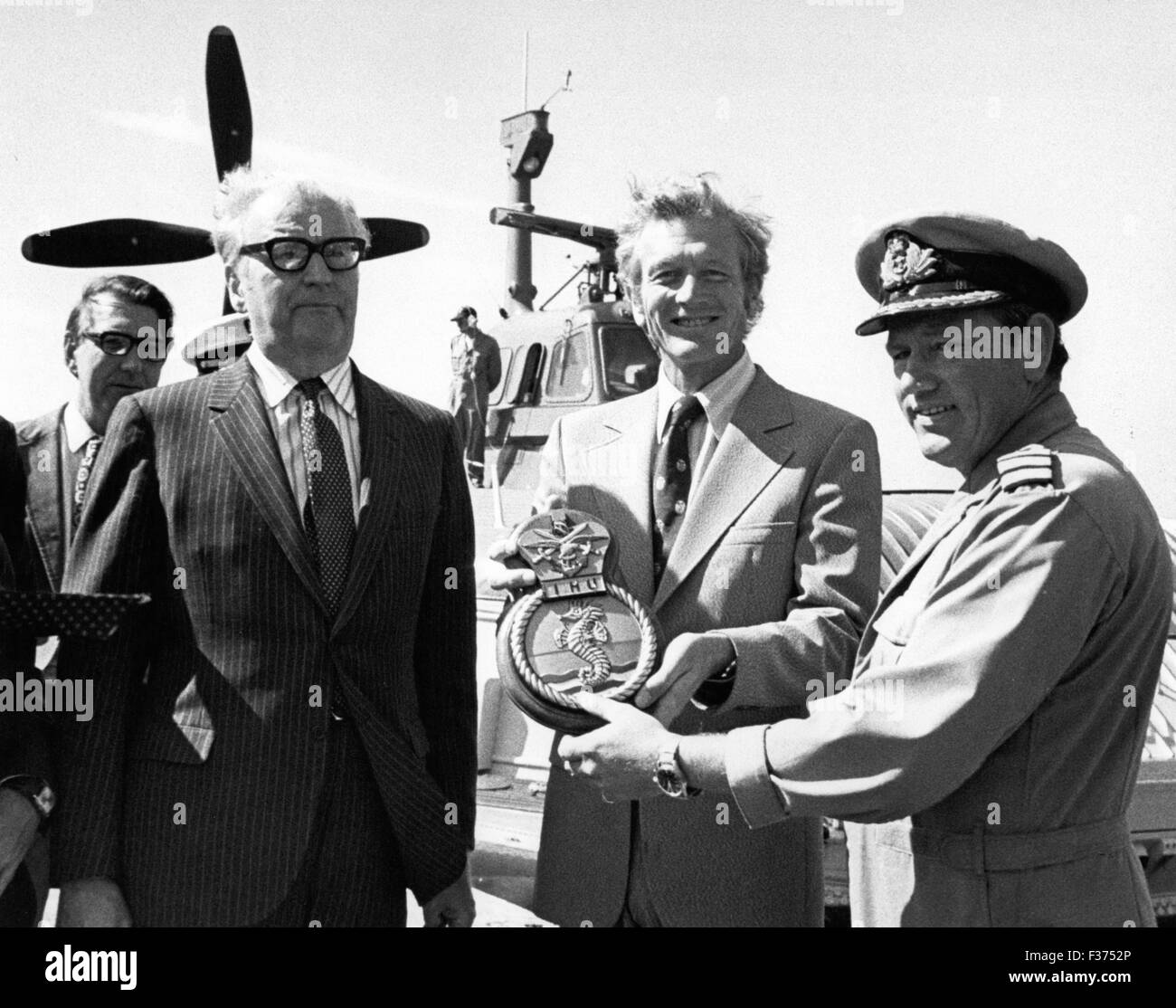 26. Dezember 1982 - British Hovercraft getestet im Hafen von New York - als mögliche Ergänzung Mass Transit Einrichtungen - New York, Okt. 1 - mit großen Städten ständig Suche nach Lösungen für ihre Nahverkehr Probleme, New York City zu seiner Flüsse Woche suchte durch die Prüfung ein Hovercraft. Diese ungewöhnliche Form des Transports machte ein Schiff, das auf einem Kissen der Luft über dem Wasser fährt eine Demonstration mit Bürgermeister John V. Lindsay, William J. Ronan, Vorstandsvorsitzender der Metropolitan Transportation Authority und andere Transport-Beamte an Bord laufen. Den Test unterzogen wurde ein BH-7 Militärversion der Luft Stockfoto