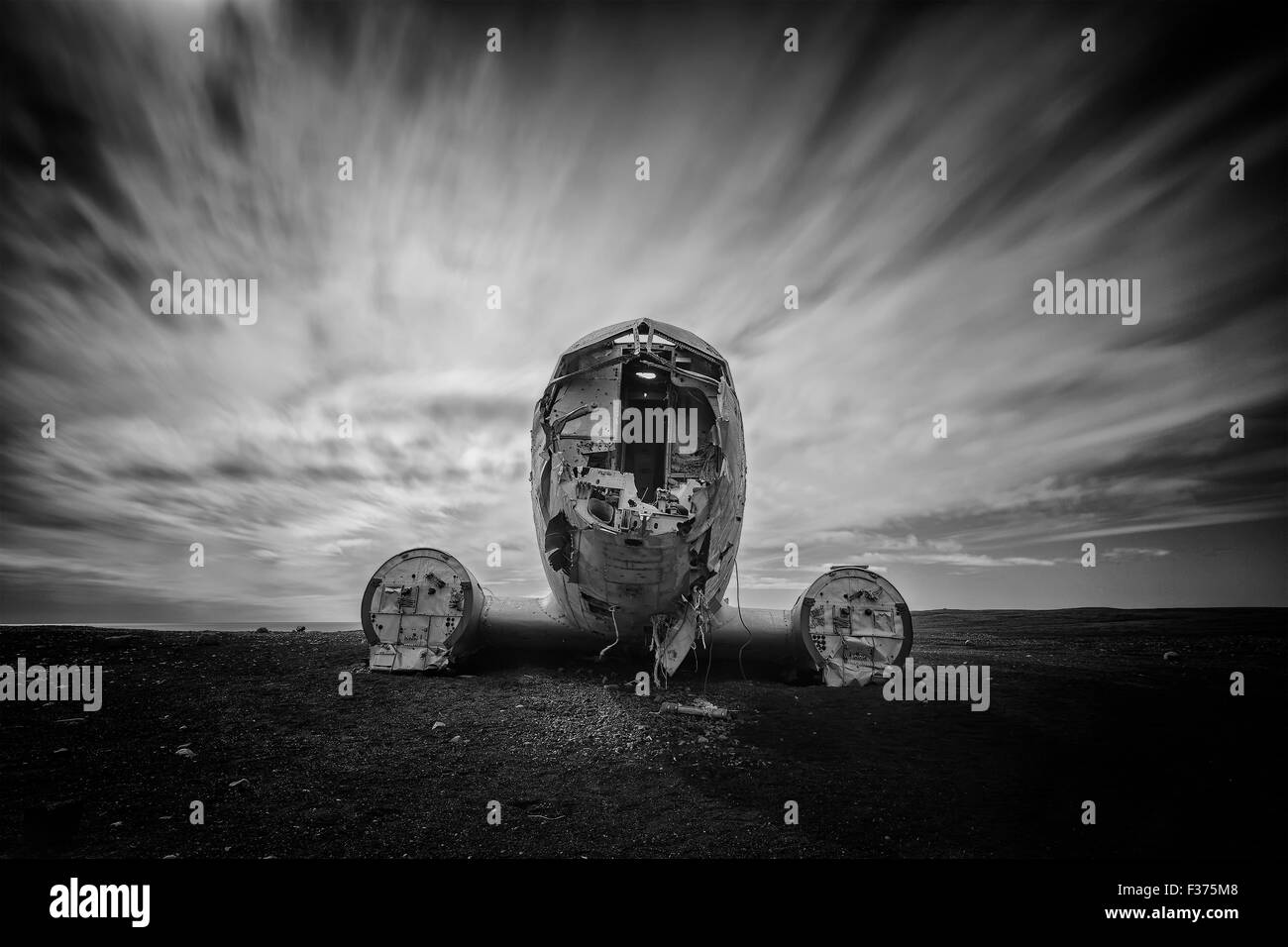 Verlassen die Ebene in einem verlassenen schwarzen Sandstrand in Island. Stockfoto
