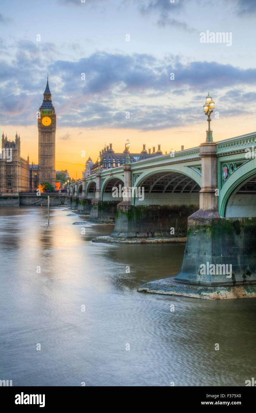 Die Houses Of Parliament und Big Ben in die Themse spiegelt Stockfoto