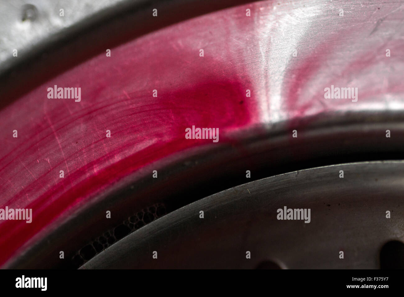 Leuchtendes rote menschliches Blut fließt ein Chrom Silber Küche Badezimmer Waschbecken Stockfoto