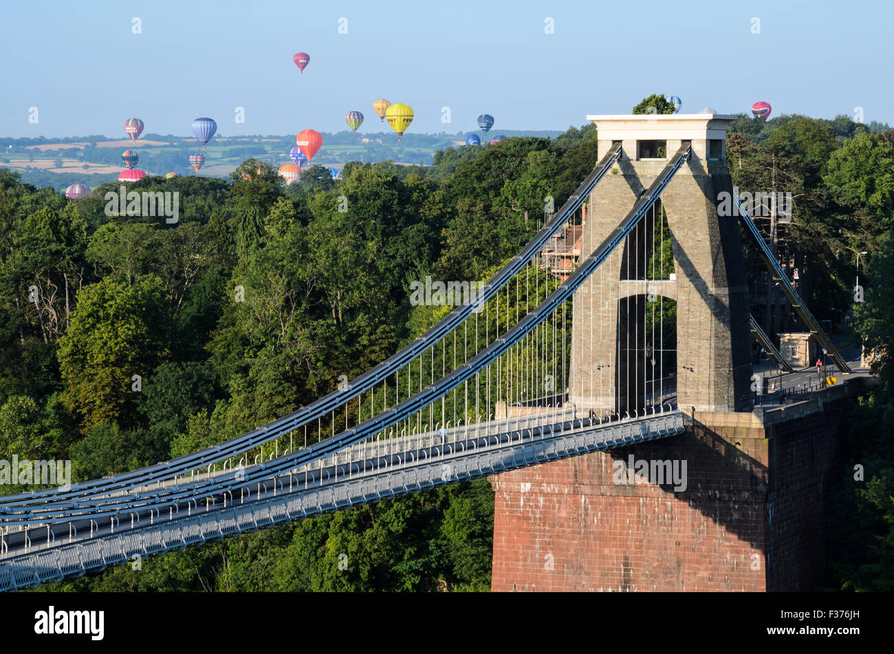 Die Bristol International Balloon Fiesta gesehen über die Clifton Suspension Bridge Stockfoto