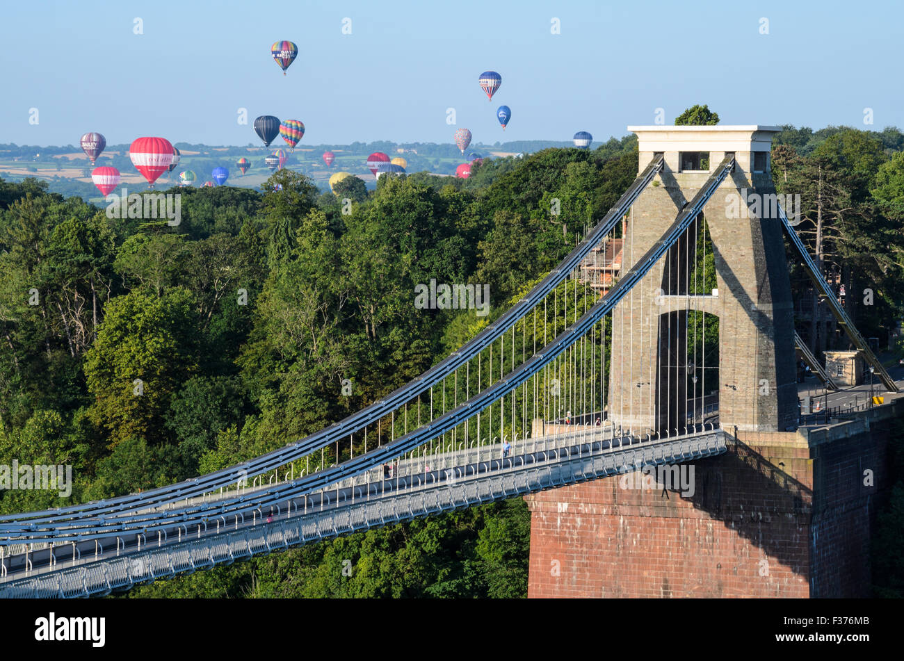 Die Bristol International Balloon Fiesta gesehen über die Clifton Suspension Bridge Stockfoto