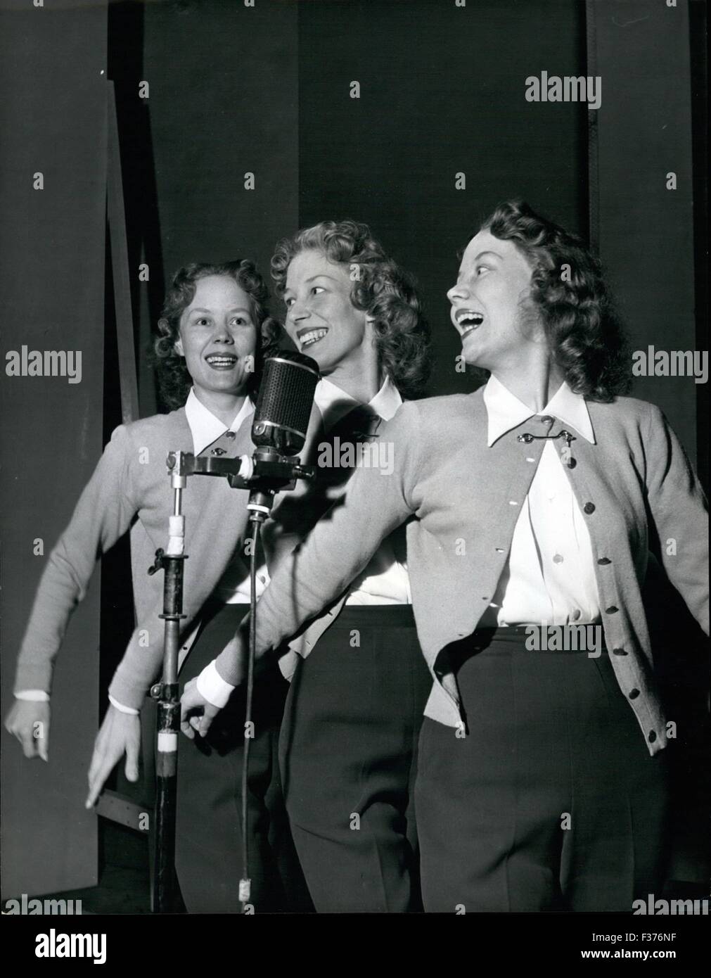 15. Dezember 1963 - Proben Beverley Sisters für Großbritanniens ersten drei dimensionale Film. Die drei hübschen Beverley Sisters, berühmt für ihre Harmoniegesang und Film-Favoriten mit verschiedenen Zielgruppen, komme gerade zurück von einer erfolgreichen Tournee von Amerika. Haben eilten zurück hier in Reaktion auf Kabel bat sie erscheinen in den ersten drei dimensionale Film in Großbritannien sein. Der Film heißt '' Harmonie Lane'' und die Schwestern werden mehrere Lieder singen. Sie haben bereits erste Aufnahmen ihrer Stimmen im Tor Tonstudio, Elstree und haben versucht, auf den bunten '' Hayseed " Stockfoto