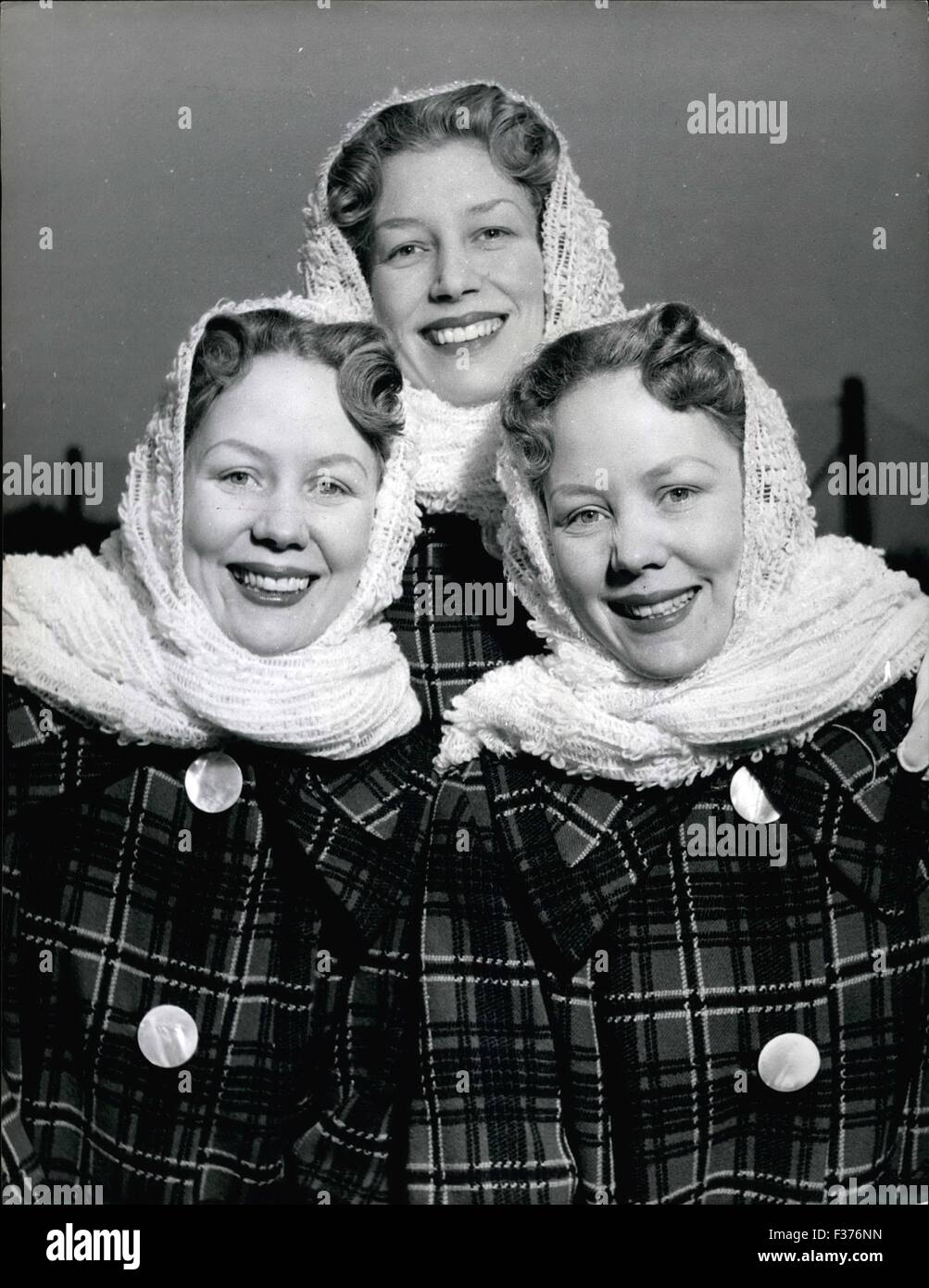 15. Dezember 1963 - Proben Beverly Sisters für Großbritanniens ersten drei Dimension Film. Die drei hübschen Beverley Schwestern, berühmt oder ihre Harmoniegesang und feste Favoriten mit verschiedenen Zielgruppen, sind gerade zurück von einer erfolgreichen Tournee von Amerika. Haben eilten zurück hier in Reaktion auf Kabel bat sie erscheinen in den ersten drei dimensionale Film in Großbritannien sein. Der Film heißt '' Harmonie Lane'' und die Schwestern werden mehrere Lieder singen. Sie haben bereits erste Aufnahmen ihrer Stimmen im Tor Tonstudio, Elstree und habe versucht, auf die bunte '' Hayseed'' cos Stockfoto