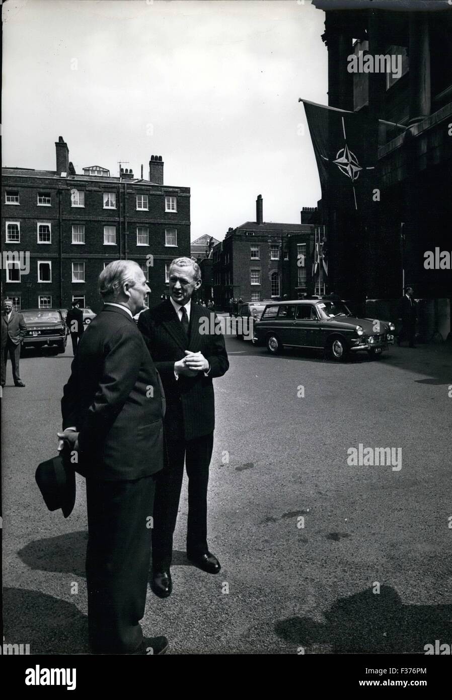 13. Mai 1965 - Nato-Ministertreffen London, 11.-13. Mai 1965 in Front Of Lancaster House: vor der Ratssitzung in Lancaster House des französischen Außenministers, Herrn Couve de Murville, im Gespräch mit Herrn Salwyn Lloyd. © Keystone Bilder USA/ZUMAPRESS.com/Alamy Live-Nachrichten Stockfoto