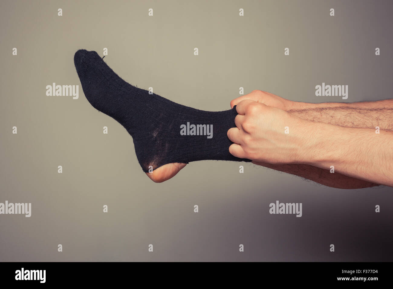 Zieht die socke an -Fotos und -Bildmaterial in hoher Auflösung – Alamy