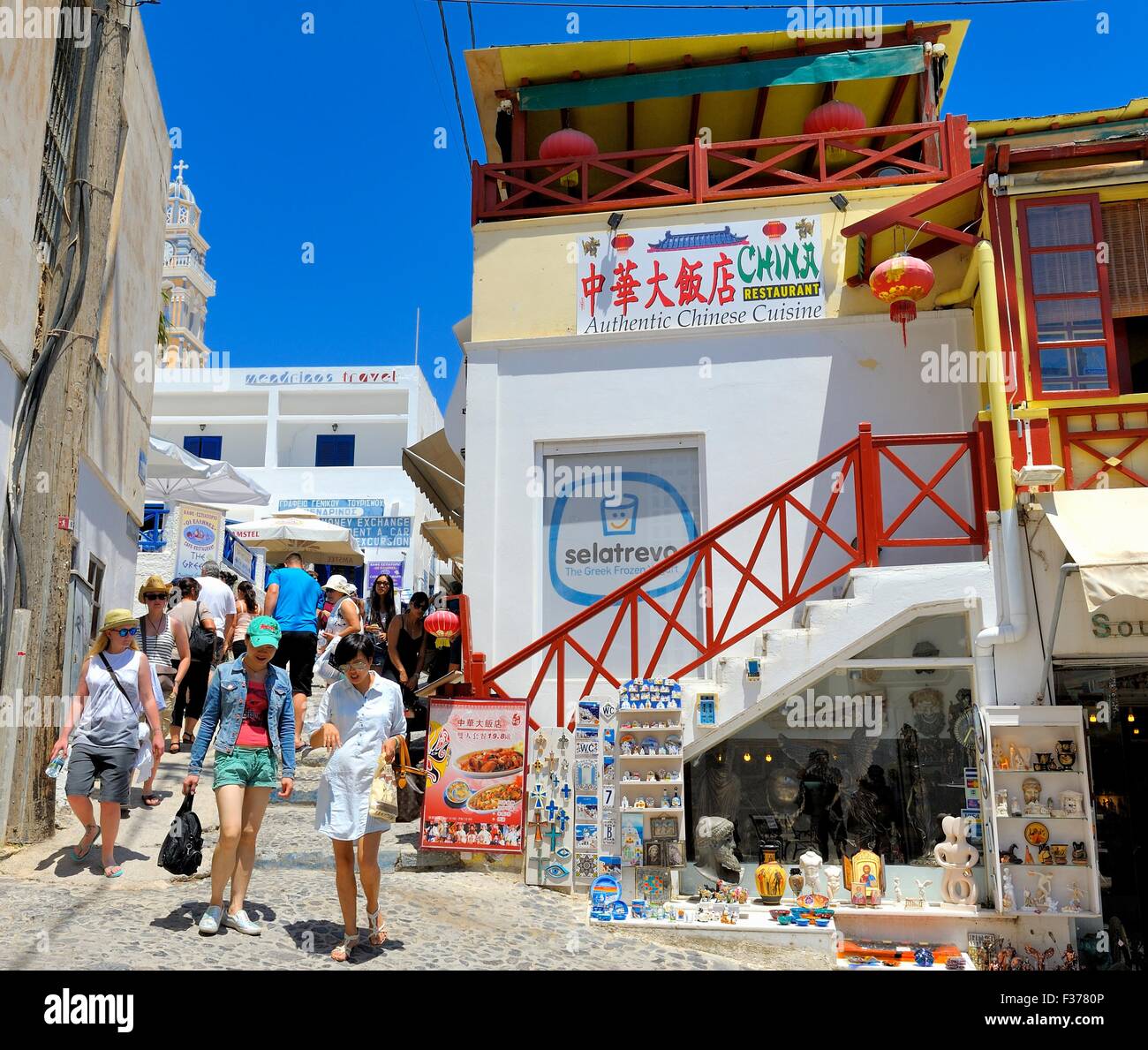 Touristen in der Hauptstadt Fira Santorini Griechenland Stockfoto