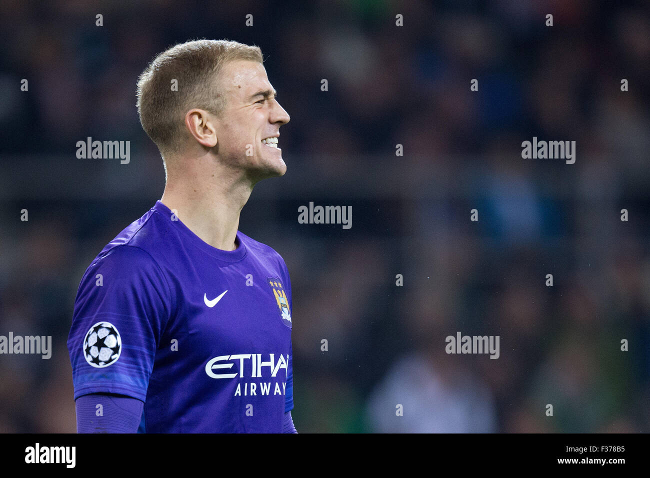 Mönchengladbach, Deutschland. 30. Sep, 2015. Manchesters Torwart Joe Hart reagiert während der Champions League Gruppe D-Fußballspiel zwischen Borussia Moenchengladbach und Manchester City im Borussia-Park in Mönchengladbach, 30. September 2015. Foto: Marius Becker/Dpa/Alamy Live News Stockfoto