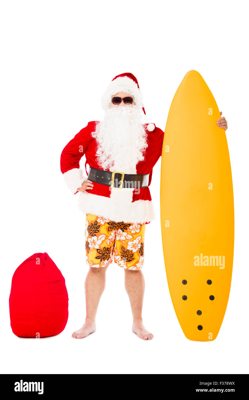 Glücklich Weihnachtsmann stehend mit Surfbrett Stockfoto
