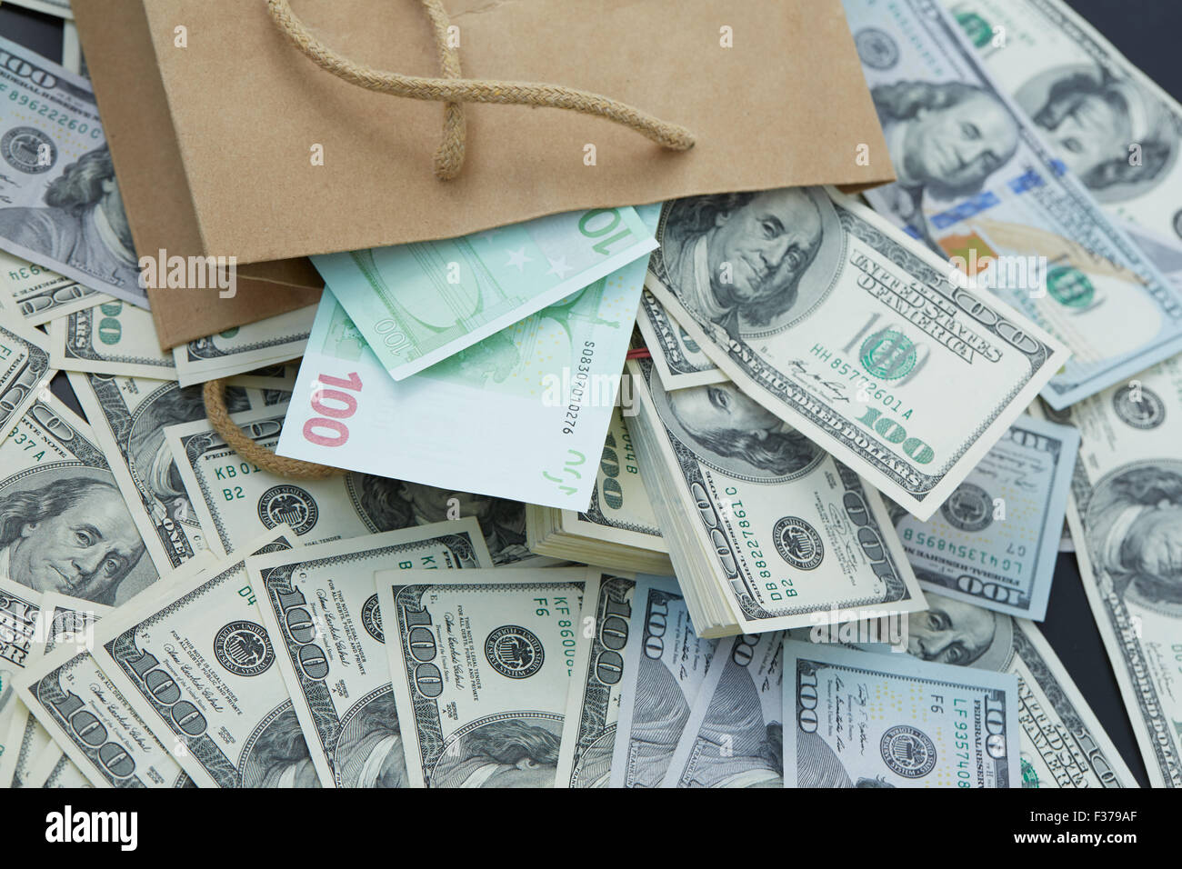 eine Menge Geld aus einer Papiertüte. Dollar und Euro Stockfoto