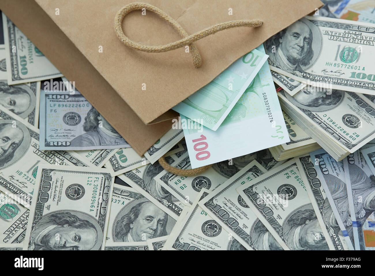 eine Menge Geld aus einer Papiertüte. Dollar und Euro Stockfoto