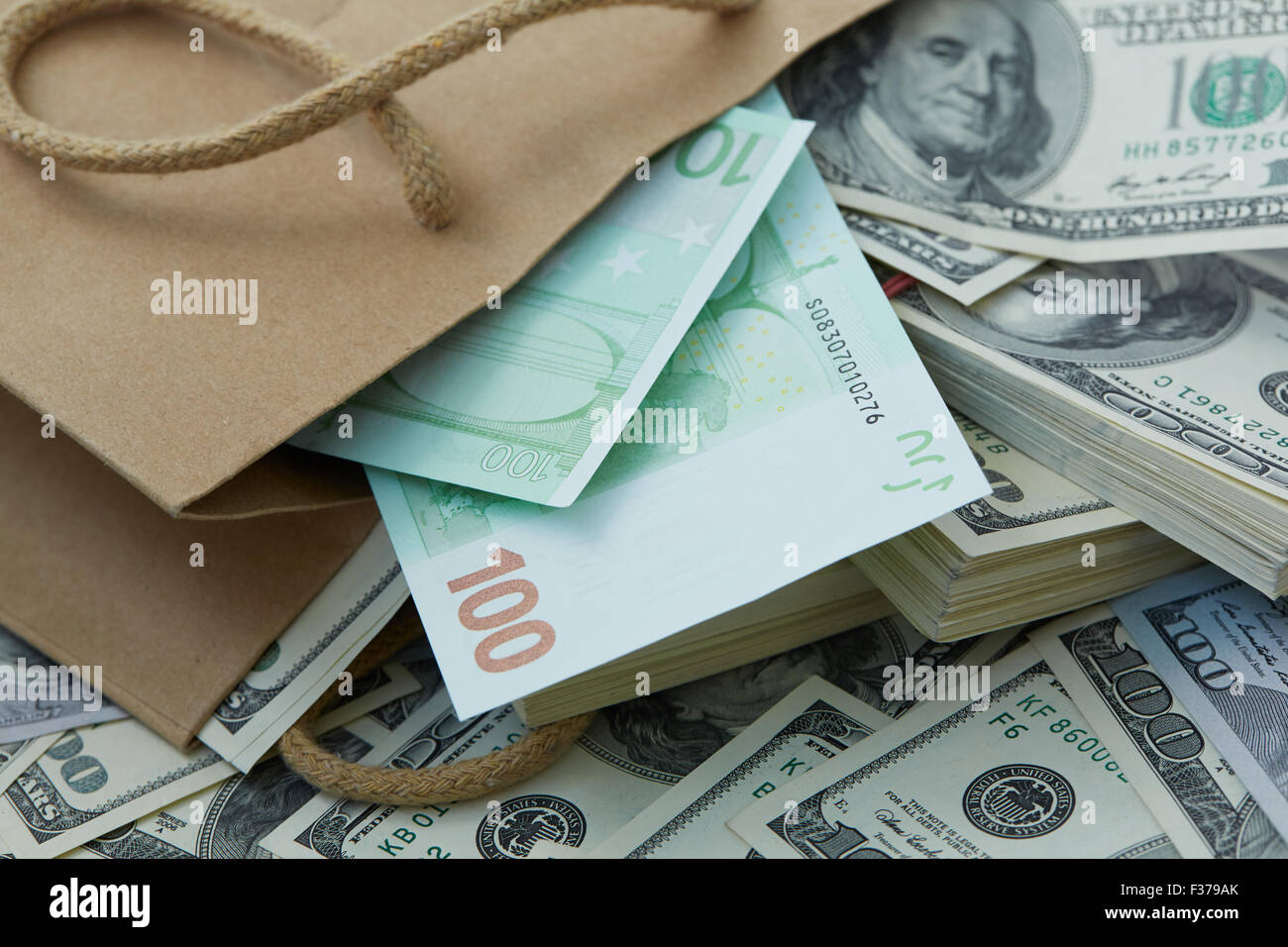 eine Menge Geld aus einer Papiertüte. Dollar und Euro Stockfoto