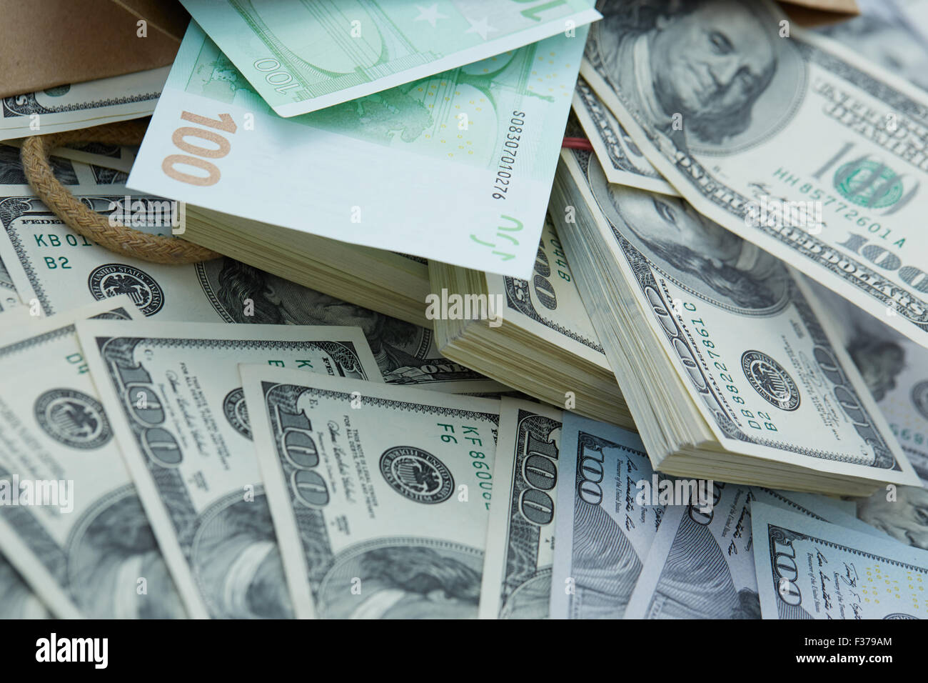 eine Menge Geld aus einer Papiertüte. Dollar und Euro Stockfoto