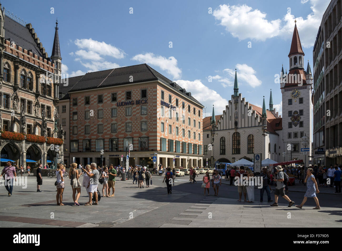 Marienplatz, Teil des neuen Rathauses auf dem linken, Einkaufszentrum Beck in der Mitte, altes Rathaus am hinten rechts, München Stockfoto