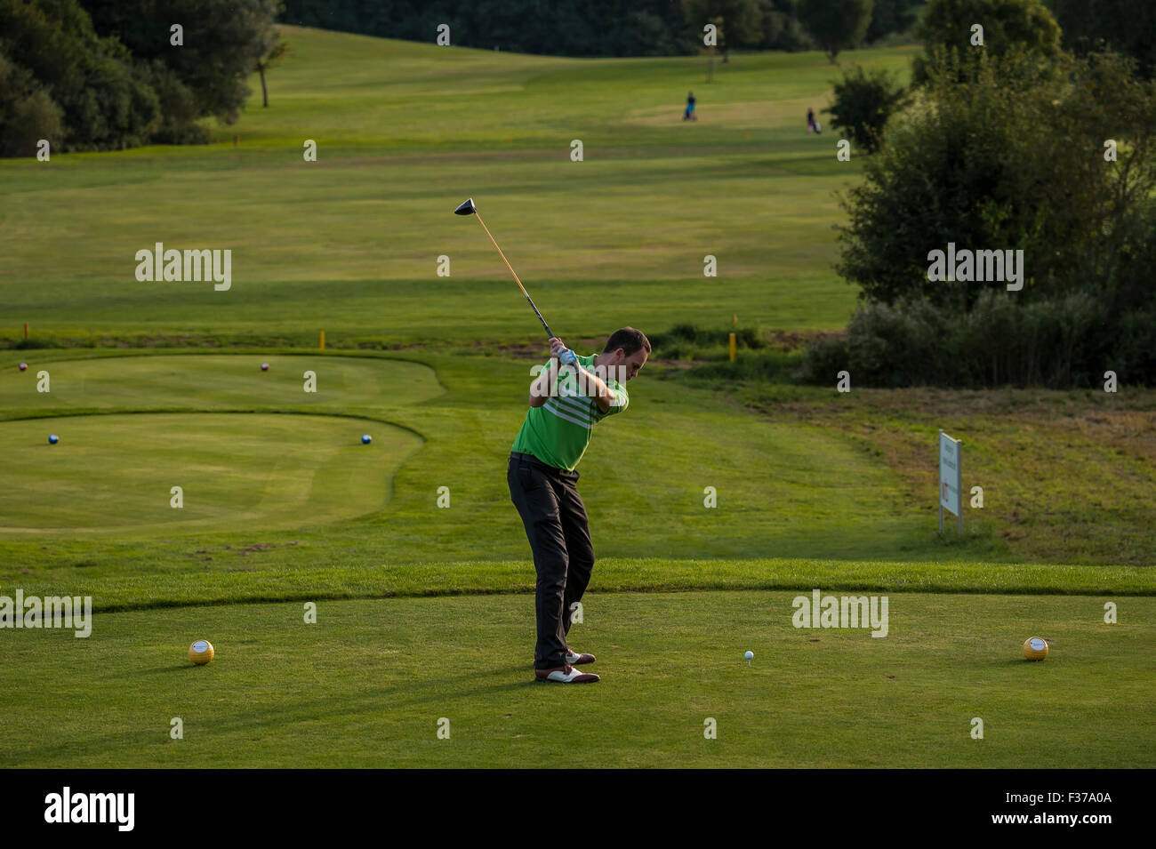 Golfer schlagen des Balls auf einem Golfplatz, Bayern, Deutschland Stockfoto