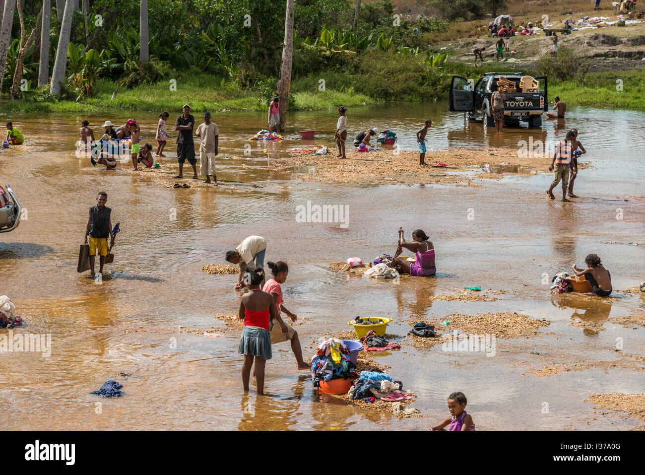 Viele Menschen waschen im Fluss Ilakaka, Ilakaka, Bezirk Ihosy, Madagaskar Stockfoto