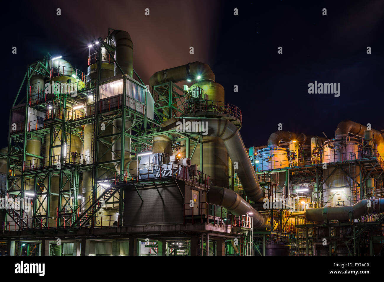 Industrieanlage, Kupfer Produktion, Aurubis AG, leuchtet in der Nacht, Hamburg, Deutschland Stockfoto