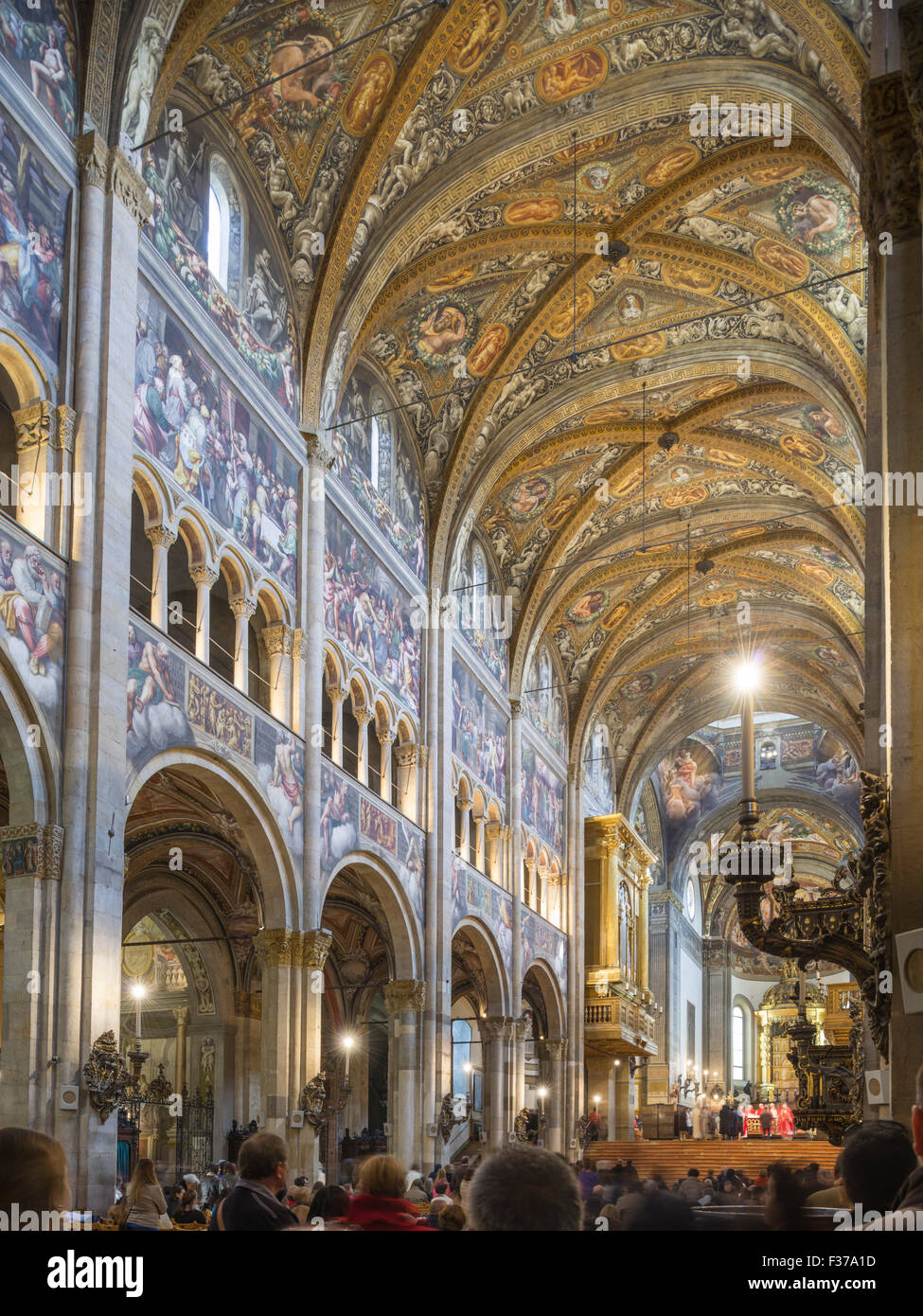 Die heilige Messe in der Kathedrale, Parma, Emilia-Romagna, Italien Stockfoto