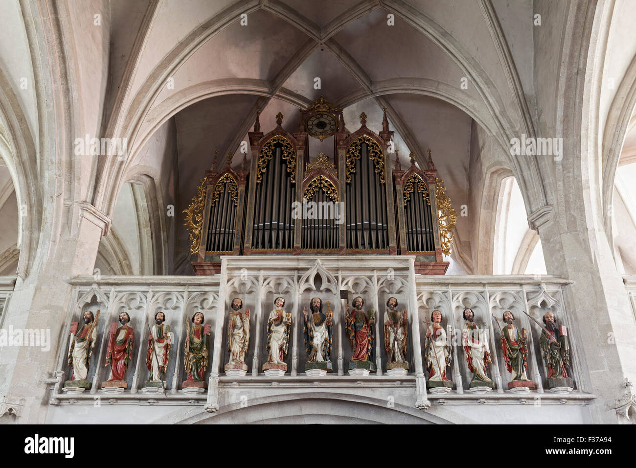 Orgel mit hölzernen gotischen Skulpturen in der Galerie, Christus mit den zwölf Aposteln, Pfarrkirche Kirche St. Mauritius, Spitz Stockfoto