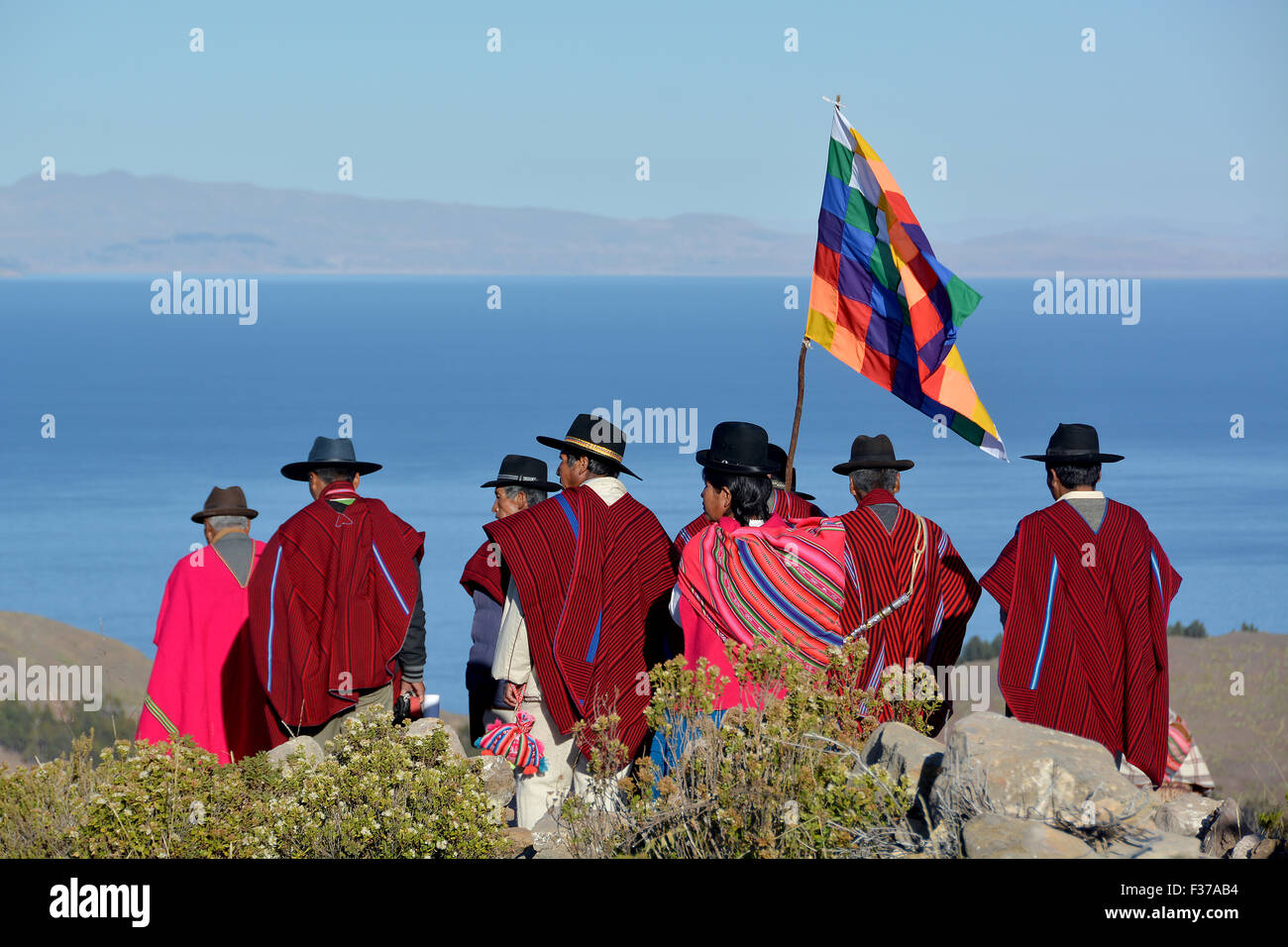 Indios, Prozession in traditioneller Kleidung im Winter-Sonnenwende, Neujahrsfest T'aqa, Aymara-Indianern, Sun Island, Isla del Sol Stockfoto