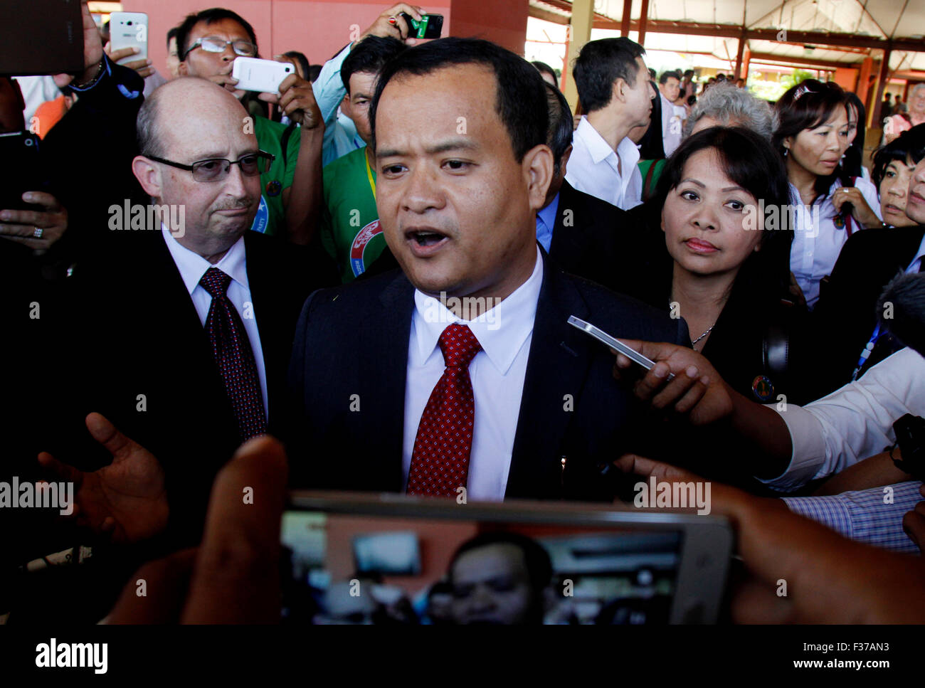 Phnom Penh, Kambodscha. 1. Oktober 2015. Politischen Dissidenten Sourn Serey Ratha (C) spricht zu den Reportern in Phnom Penh, Kambodscha, 1. Oktober 2015. Ratha kehrte nach Kambodscha am Donnerstag nach acht Jahren in den Vereinigten Staaten in Self-imposed Exil, eine Verhaftung wegen seiner angeblichen Verschwörung zum Sturz der Regierung zu vermeiden. © Sovannara/Xinhua/Alamy Live-Nachrichten Stockfoto