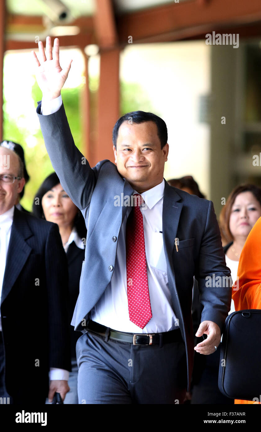 Phnom Penh, Kambodscha. 1. Oktober 2015. Politischen Dissidenten Sourn Serey Ratha (C) Gesten in Phnom Penh, Kambodscha, 1. Oktober 2015. Ratha kehrte nach Kambodscha am Donnerstag nach acht Jahren in den Vereinigten Staaten in Self-imposed Exil, eine Verhaftung wegen seiner angeblichen Verschwörung zum Sturz der Regierung zu vermeiden. © Sovannara/Xinhua/Alamy Live-Nachrichten Stockfoto