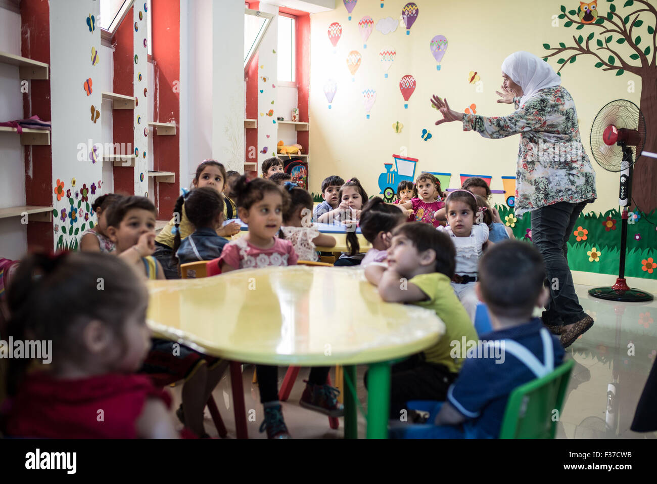 Kairo, Ägypten. 30. Sep, 2015. Syrische Kinder Unterricht an einer Privatschule gegründet von einem syrischen Kaufmann in den 6 Oktober Stadt Kairo, Ägypten, am 30. September 2015. Mehr als 130.000 registrierte syrische Flüchtlinge, darunter 58.000 Kinder sind, leben derzeit in Ägypten, nach neuesten Angaben des UNHCR. Syrische Studenten finden es schwierig, die richtige Erziehung aus mehreren Gründen einschließlich kurze Ressource von der ägyptischen Regierung als auch die Unterschiede zwischen beiden Ländern im Lehrplan, Sprache und Lebensweise zu erhalten. © Pan Chaoyue/Xinhua/Alamy Live-Nachrichten Stockfoto