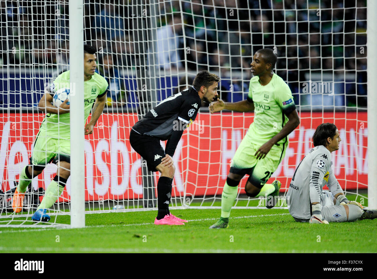 Monchengladbach Deutschland 30 Sep 15 Uefa Champions League 15 16 Prliminary Runde 2 Spieltag Borussia Monchengladbach Monchengladbach Gladbach Vs Manchester City Fc 1 2 Von Links Sergio Aguero Julian Korb Mgl Fernandinho