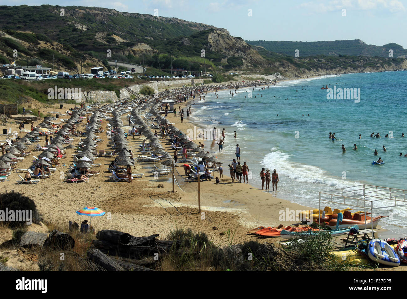 Izmir, Türkei - 26. September 2015: Menschen Sonnenbad an der sandigen Küste Bozcaada, Canakkale, Türkei nehmen Stockfoto