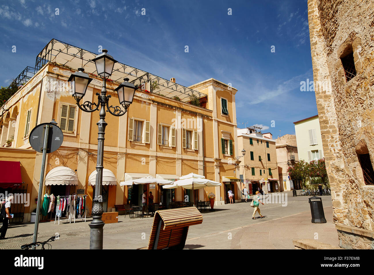 Straßenszene in Alghero, Sardinien Stockfoto