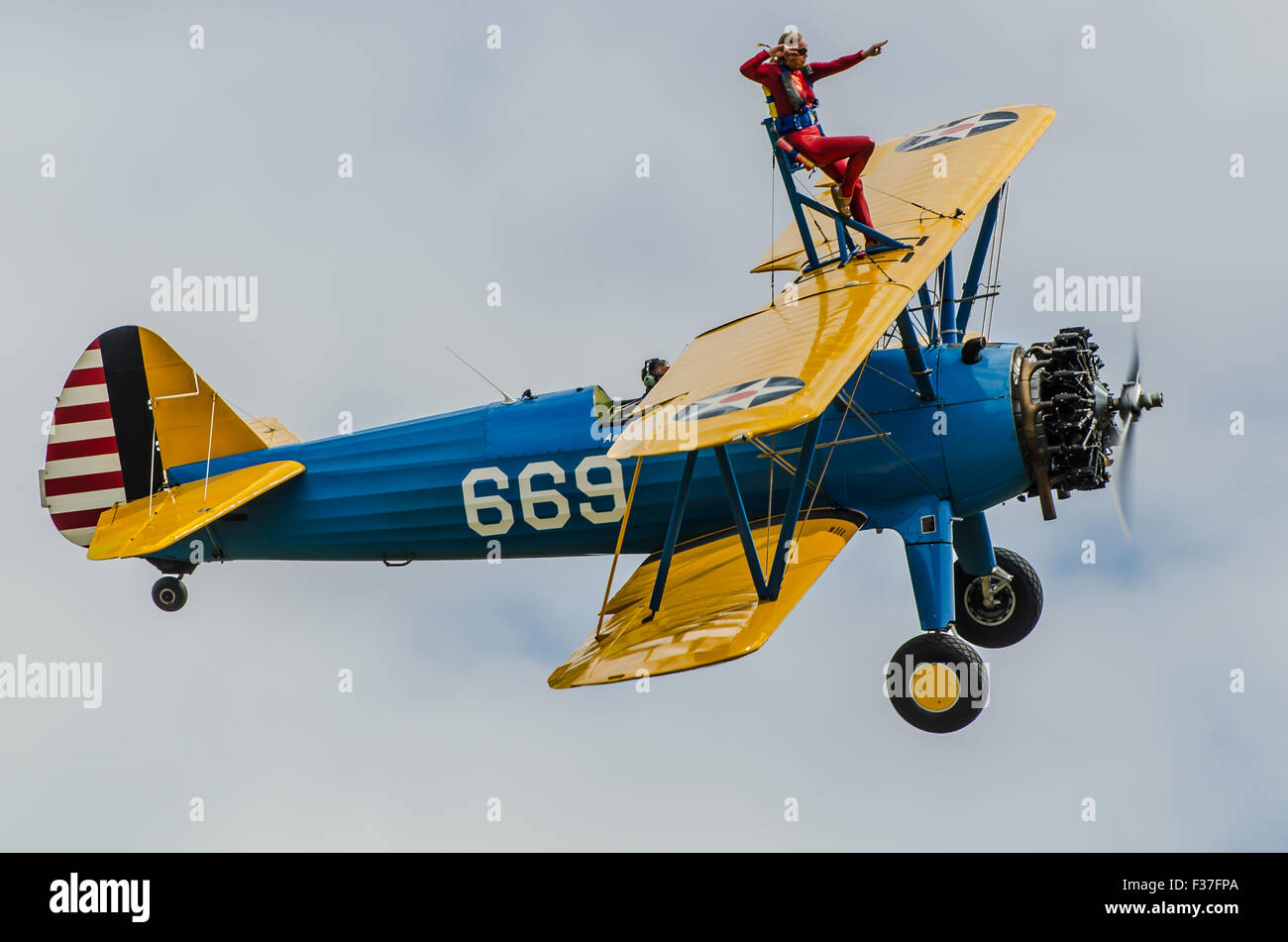 Emma Stewart Rigby Wing auf einem Boeing Stearman Doppeldecker G-CCXA, das von Aerobatic Tactics in Damyns Hall, Essex, betrieben wird Stockfoto