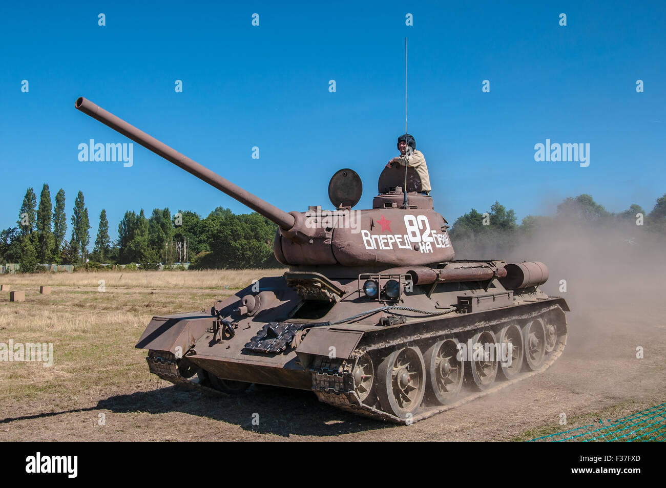 Ein ehemaliger russischer T-34-Panzer in privater Hand wird in Damyns Hall, Essex, Großbritannien, auf Herz und Nieren geprüft Stockfoto
