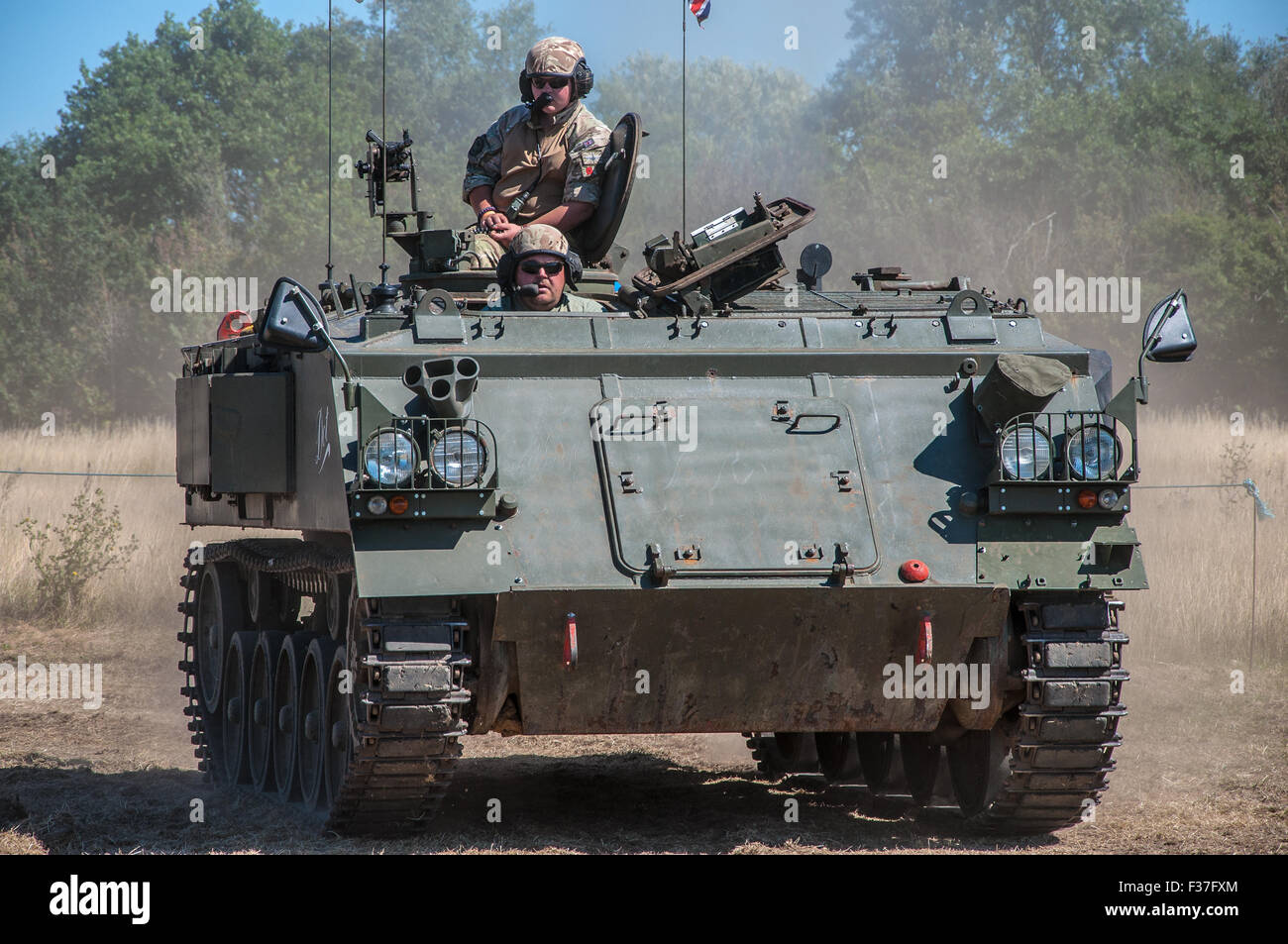 Ein ehemaliges militärisches FV432-Fahrzeug in Privatbesitz, das für die Öffentlichkeit in Damyns Hall, Essex, Großbritannien, auf Herz und Nieren geprüft wird Stockfoto